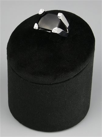 ANELLO con elemento in onice e brillanti ai 4 vertici in oro bianco 18kt....