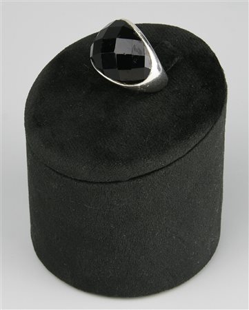 ANELLO A CUPOLA in argento con pietra onice sfaccettata. Peso complessivo gr....