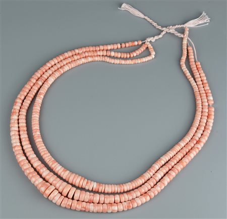 COLLANA IN CORALLO a tre fili di rondelle di corallo rosa. Diametro da mm 5,6...