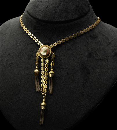 COLLANA SALISCENDI IN ORO A BASSO TITOLO E CAMMEO realizzata da una lunga...