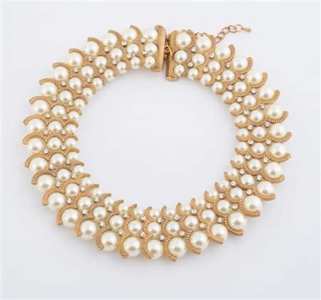 Collana in metallo dorato con perle sintetiche e brillantini. Spessore cm...