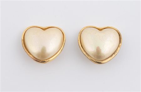 Orecchini a clip in argento 800 dorato con perle a forma di cuore. Cadauno di...