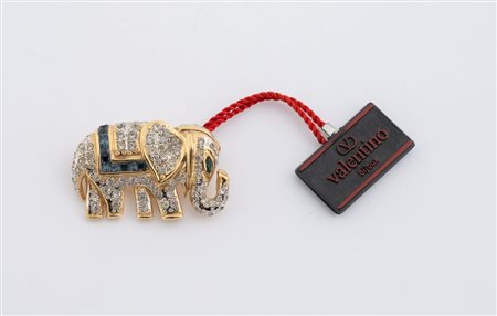 VALENTINO Spilla a forma di elefante in metallo dorato ricoperto di strass e...