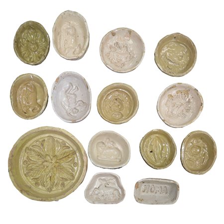 gRUPPO DI n. 13 FORME DA MOSTARDA IN CERAMICA DI CALTAGIRONE