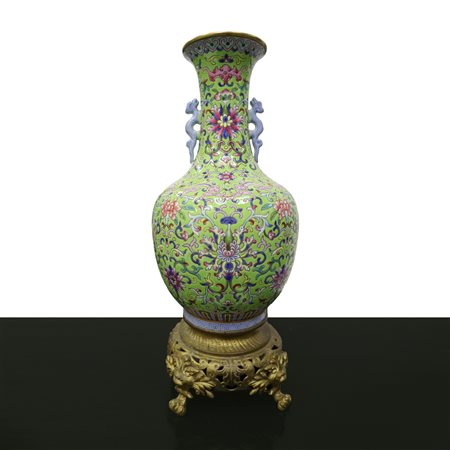 Vaso con sfondo verde e disegno di fiori, 18 Secolo Da Qing Dao Quan nian zhi