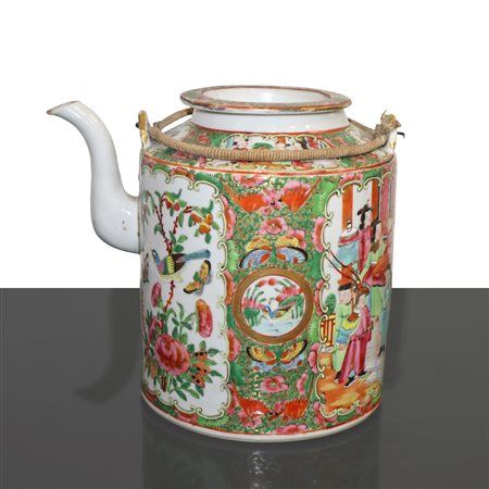 Teiera cinese con decorazioni di fiori, uccelli e personaggi., 20 century