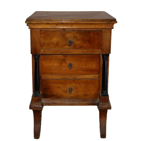 Comodino a tre cassetti in legno di noce, Directory, late 18 century