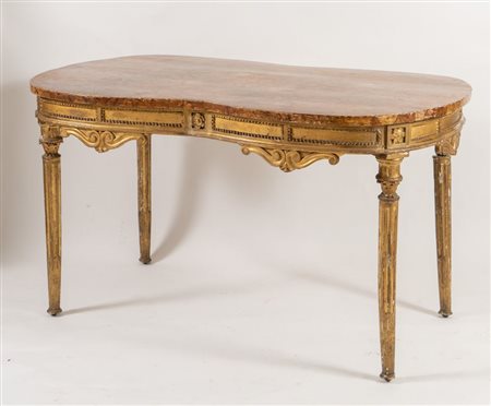 Tavolo di forma mistilinea in legno intagliato, dorato e laccato. Italia,...