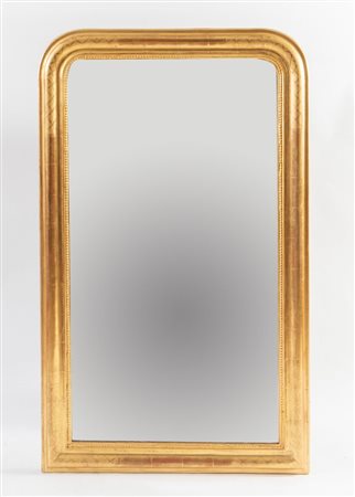 Specchiera a ferro di cavallo, in legno dorato. Reca cordonatura perlinata....