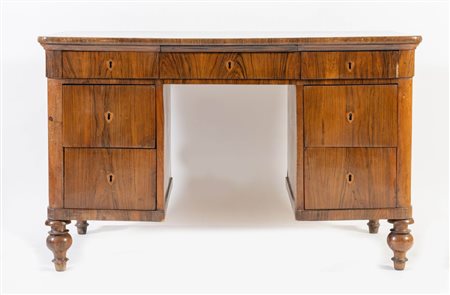 Scrivania lastronato in noce e rigatino di noce. Bologna, seconda metà del...