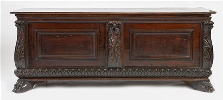 Cassapanca in massello di noce con fronte diviso in due formelle...