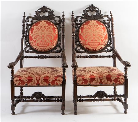Coppia di seggioloni in legno intagliato e tornito, con imbottitura in...