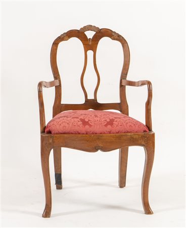 Poltroncina in legno di noce. Veneto, metà del XVIII secolo. Braccioli...