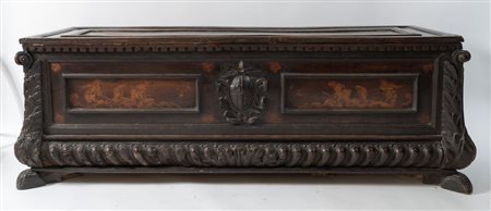 Cassapanca in massello di noce. Bologna/Imola, fine del XVI secolo - inizio...