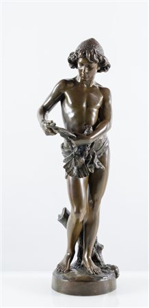 SCULTURA IN BRONZO, raffigurante fanciullo che taglia le piume a un colombo....
