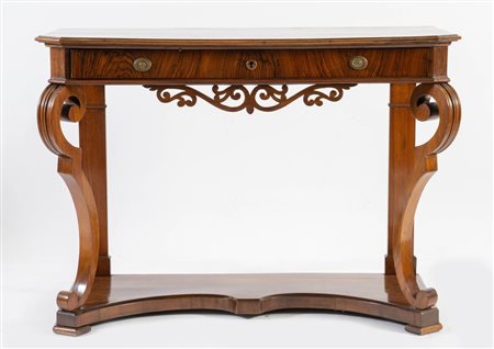 Consolle in massello di noce e lastronata. Piano profilato da cornice...