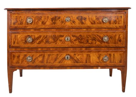 Cassettone in massello di noce. Emilia, inizi del XIX secolo. Reca cassetti...