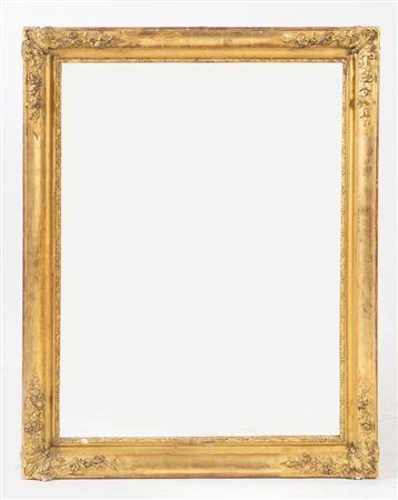 Specchiera in legno intagliato e dorato. Seconda metà del XIX secolo....