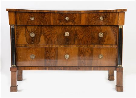 Cassettone impero lastronato in noce. Reca tre cassetti impreziositi ai lati...