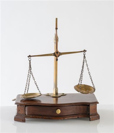 Piccola bilancia cambiavalute in legno e ottone. XIX secolo. Cm 29x14,5x26....