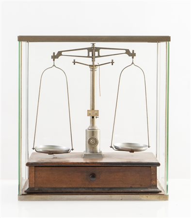 Bilancia entro teca in vetro. Reca punzoni dell'ufficio di controllo sui...