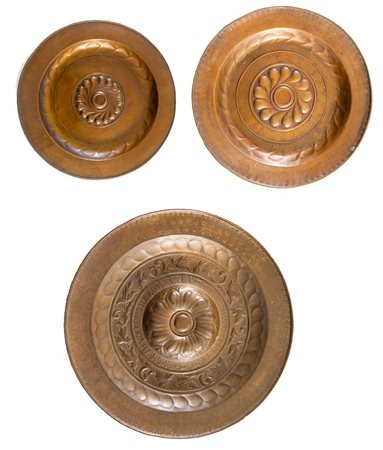 Lotto composto da tre piatti elemosinieri in bronzo, lavorati a sbalzo. I...