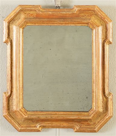 Specchiera vassoio in legno intagliato, modanato e dorato. Presenta riserve...