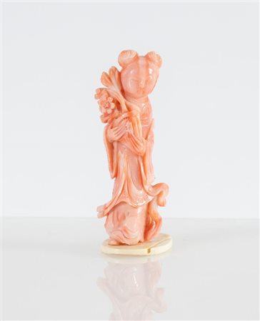 Scultura in corallo rosa, raffigurante Geisha con fiori. Arte orientale,...