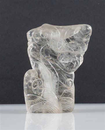 Piccolo basamento in cristallo di rocca intagliato, raffigurante nuvola. Arte...