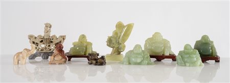 Lotto composto da dieci oggetti orientali in giada e altre pietre. XX secolo....