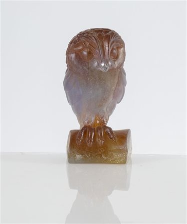 DAUM, Francia. Civetta in pasta di vetro. Cm 13,5x7x9. Opera firmata alla...