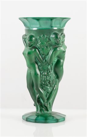 Vaso in pasta vitrea verde di gusto decò. Primi anni 30 del XX secolo. Cm...