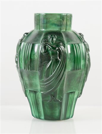 Vaso in pasta vitrea verde di gusto decò. Primi anni 30 del XX secolo. Cm...