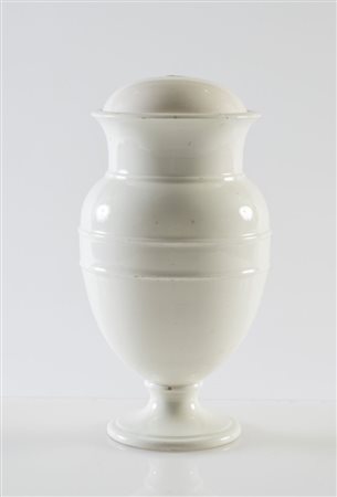 Vaso tornito con coperchio in maiolica invetriata. XIX secolo. Cm 29x15x15....