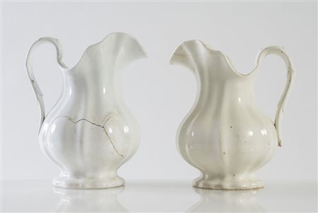 Coppia di brocche da lavabo in maiolica invetriata. Fine del XIX secolo....