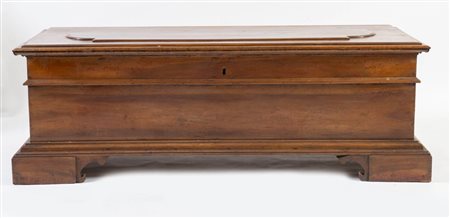 Cassapanca in massello di noce. Emilia, fine del XVII secolo - inizio XVIII...