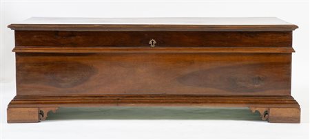 Cassapanca in massello di noce. Emilia, fine del XVIII secolo - inizio del...