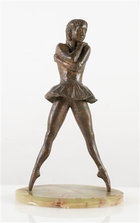 Scultura in bronzo, raffigurante figura di ballerina. Poggiante su base in...