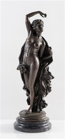 SCULTURA IN BRONZO, raffigurante fanciulla. Francia, fine del XIX secolo.