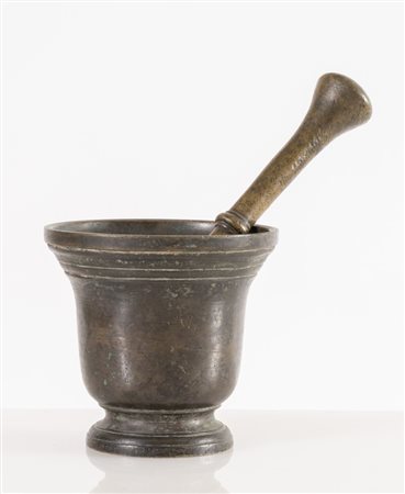 Mortaio con pestello in bronzo. Italia, XIX secolo. Cm mortaio:...