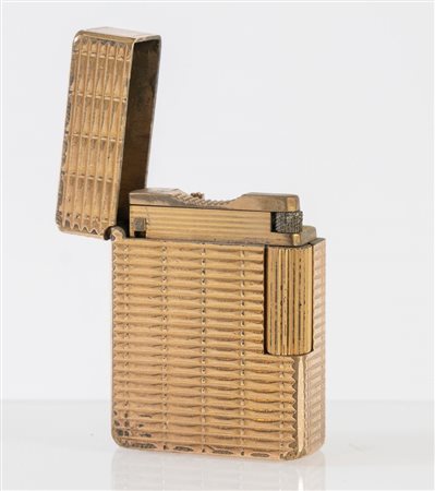 DUPONT Accendino in metallo dorato. Cm 4,6x3,5x1,3.