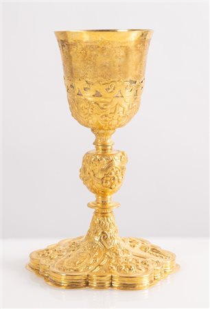 Calice da messa in metallo sbalzato e dorato. Francia, XVII secolo. Reca...