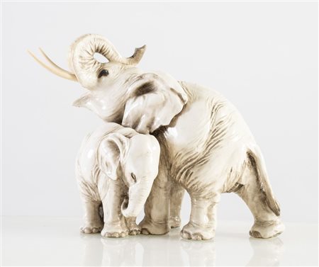 GUIDO CACCIAPUOTI (1892-1953) "Elefanti". Scultura in ceramica policroma. Cm...
