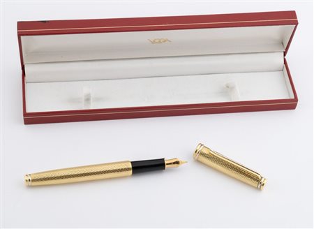 Penna stilografica in oro giallo 18K; fusto finemente decorato a trama...