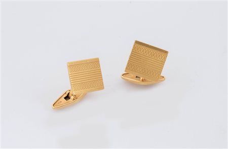 Paio di gemelli in oro giallo 18K, di forma quadrata, formella incisa a...