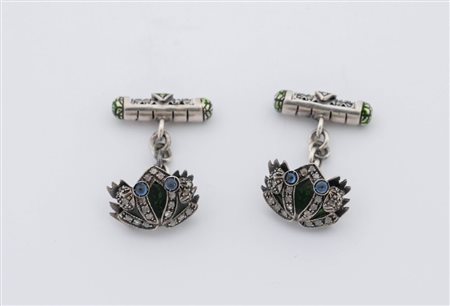 Paio di gemelli in argento, ciascuno sagomato a foggia di ranocchio, decorato...