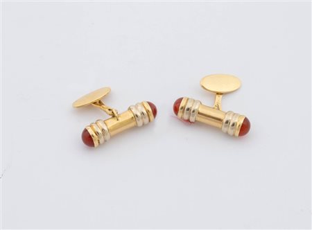 Paio di gemelli in oro giallo 18K, realizzati a cilindro, decorati alle...