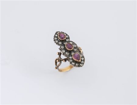 Anello realizzato in oro e argento, seguendo un disegno a navette allungata...