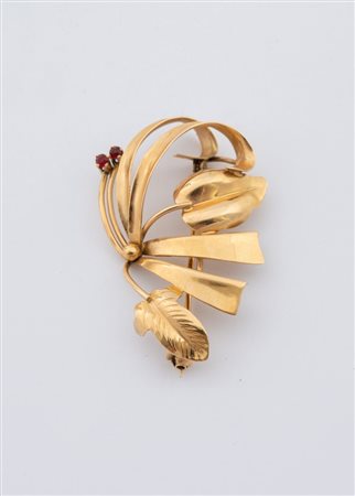 Spilla in oro giallo 18K, decorata a soggetto vegetale astratto. Peso...