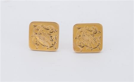 Paio di gemelli in oro giallo 18K, di forma quadrata, formella incisa con...